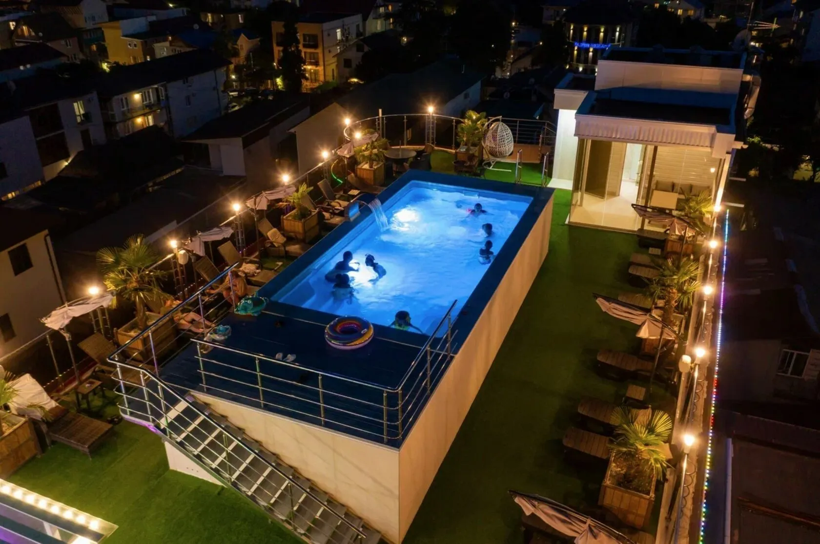 Где рядом купить продукты и поесть